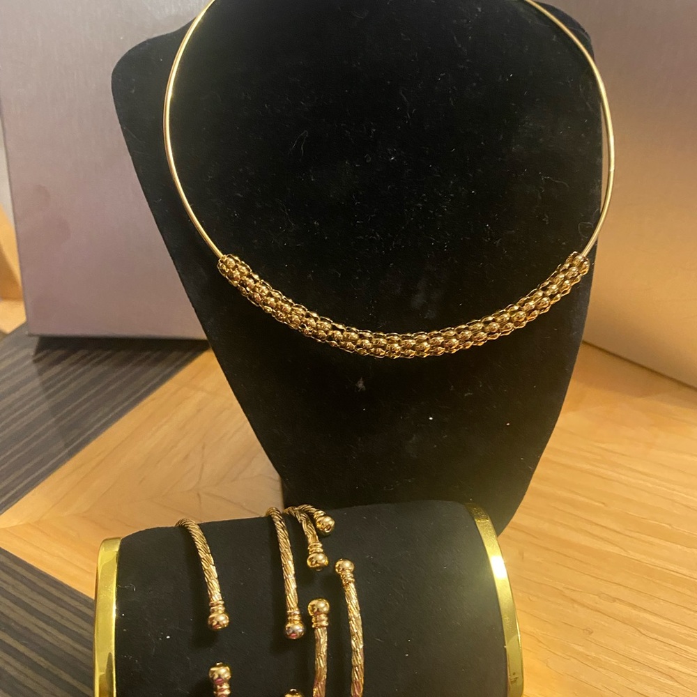 Elegant Gold Jewelry Set